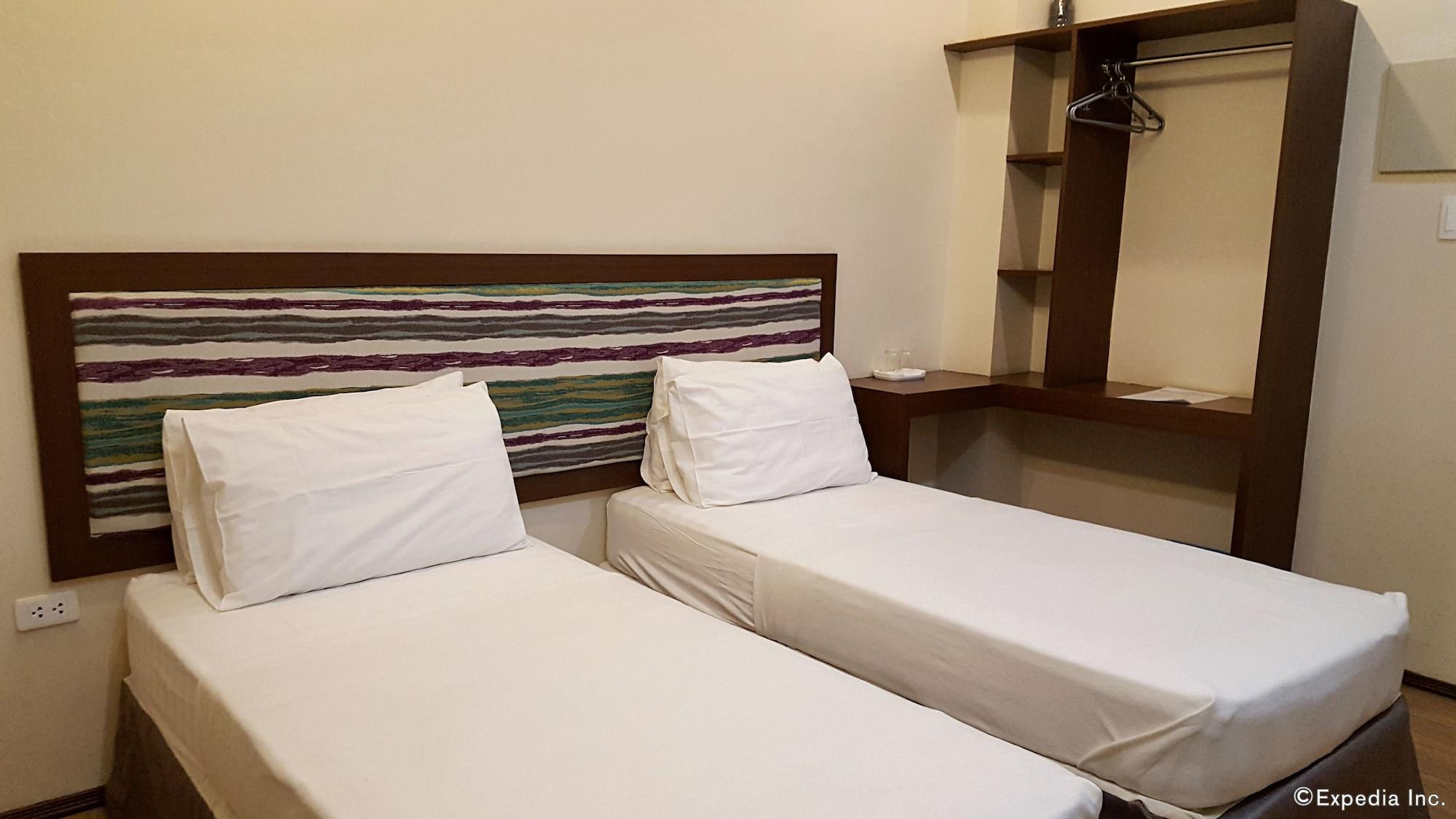 Golden Gate Suites Dumaguete City Esterno foto