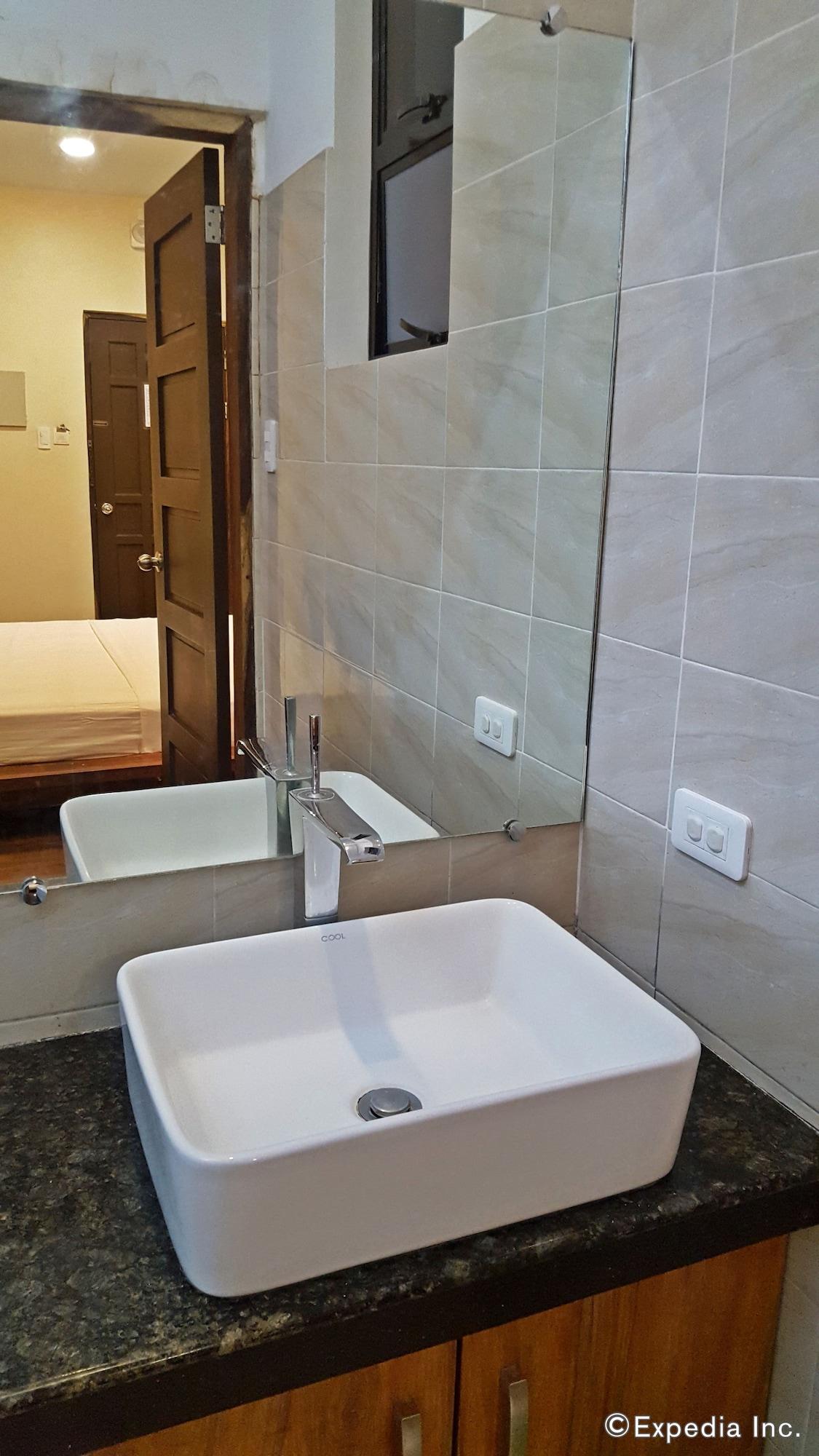 Golden Gate Suites Dumaguete City Esterno foto