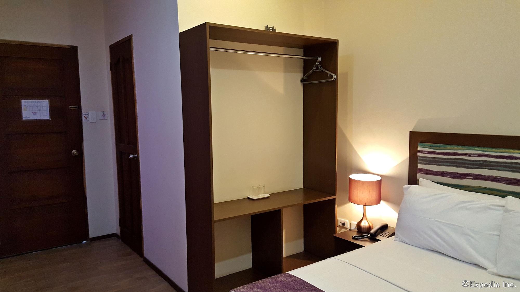 Golden Gate Suites Dumaguete City Esterno foto