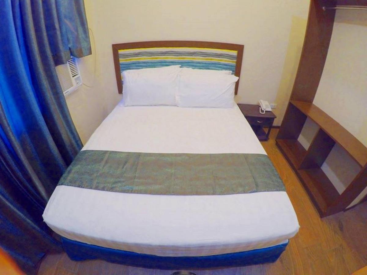 Golden Gate Suites Dumaguete City Esterno foto