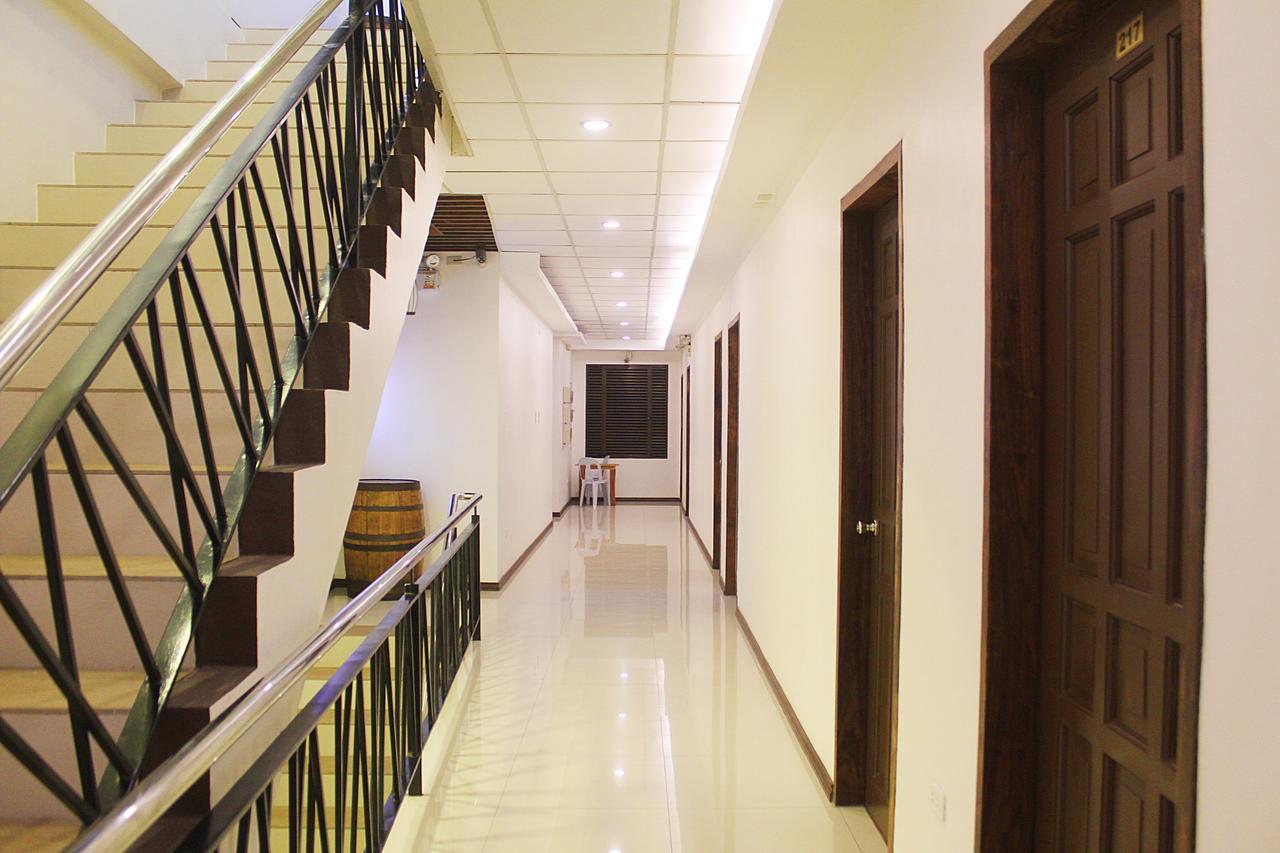 Golden Gate Suites Dumaguete City Esterno foto