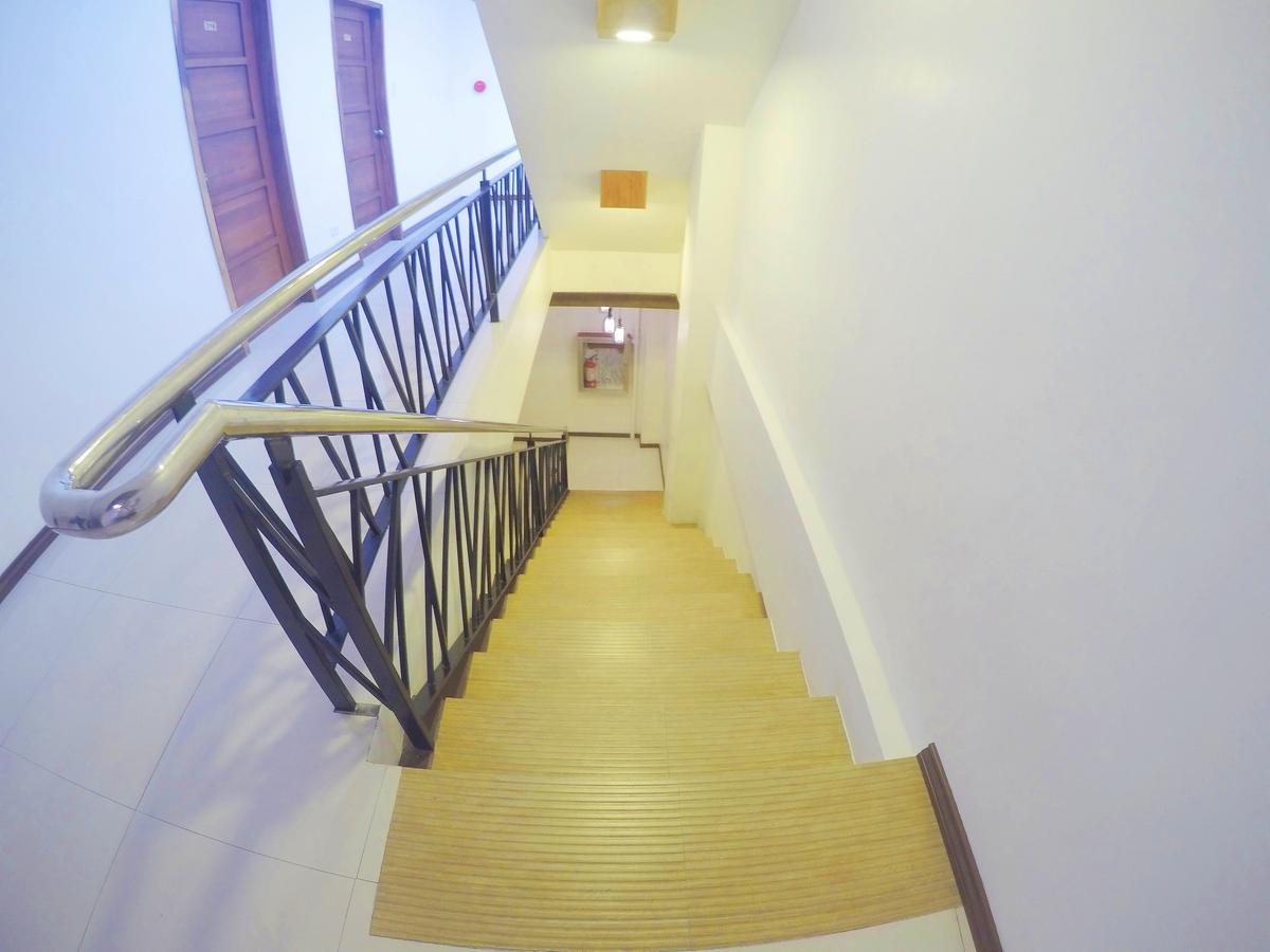Golden Gate Suites Dumaguete City Esterno foto