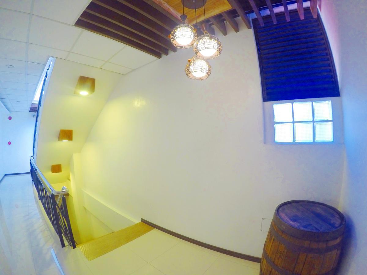 Golden Gate Suites Dumaguete City Esterno foto