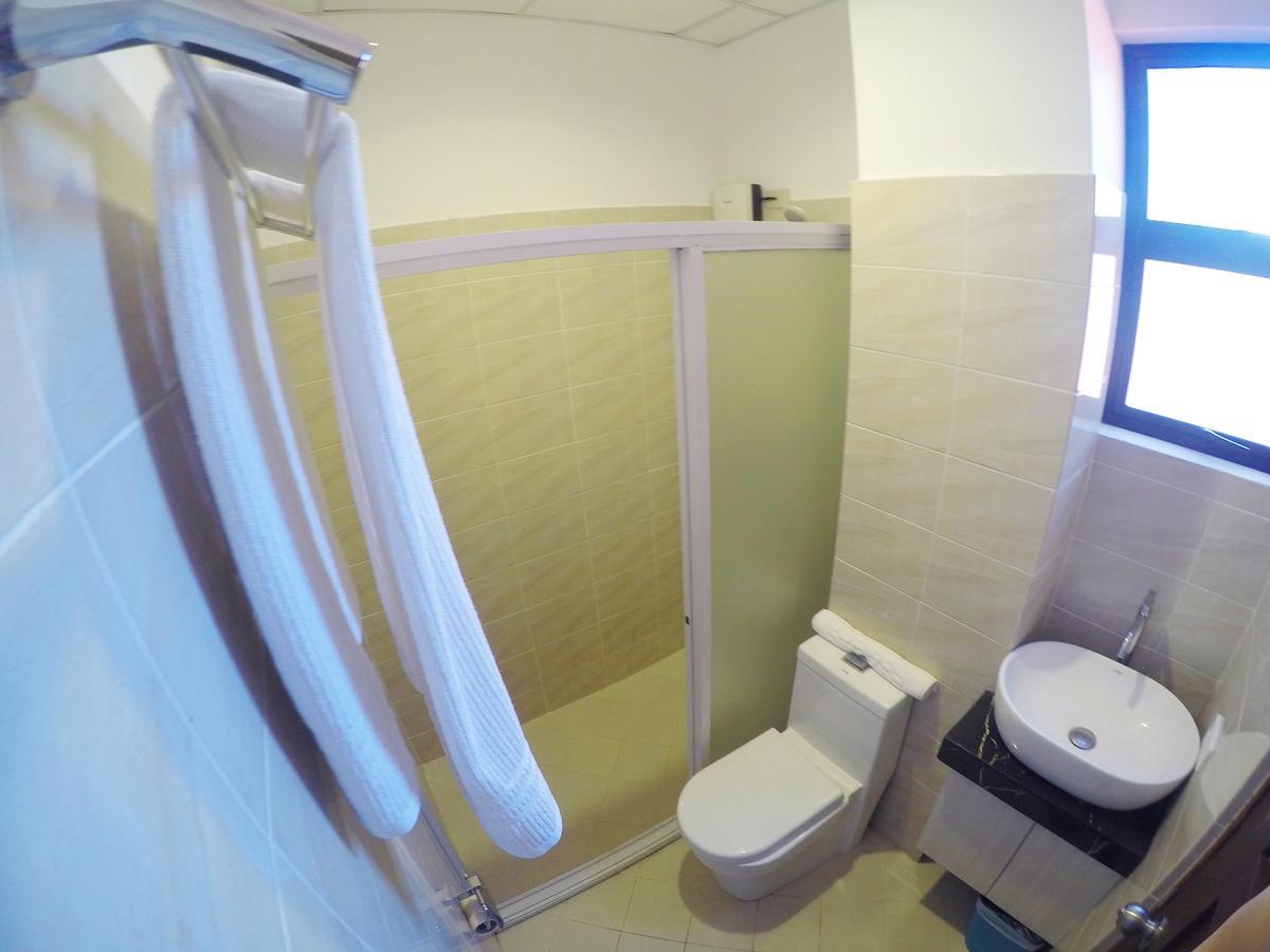 Golden Gate Suites Dumaguete City Esterno foto