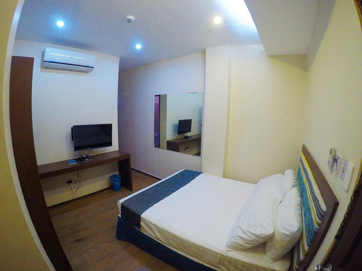Golden Gate Suites Dumaguete City Esterno foto