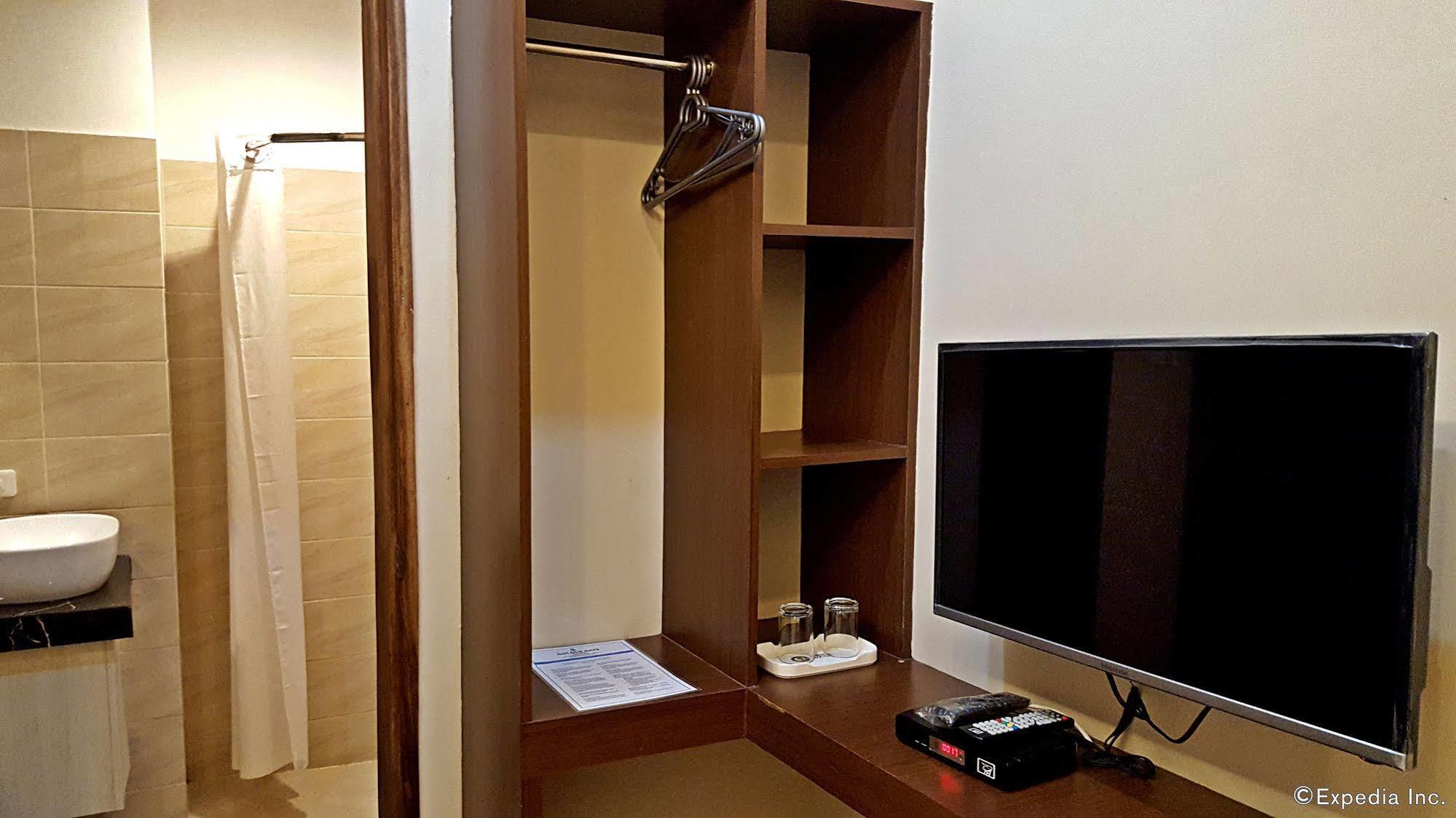 Golden Gate Suites Dumaguete City Esterno foto