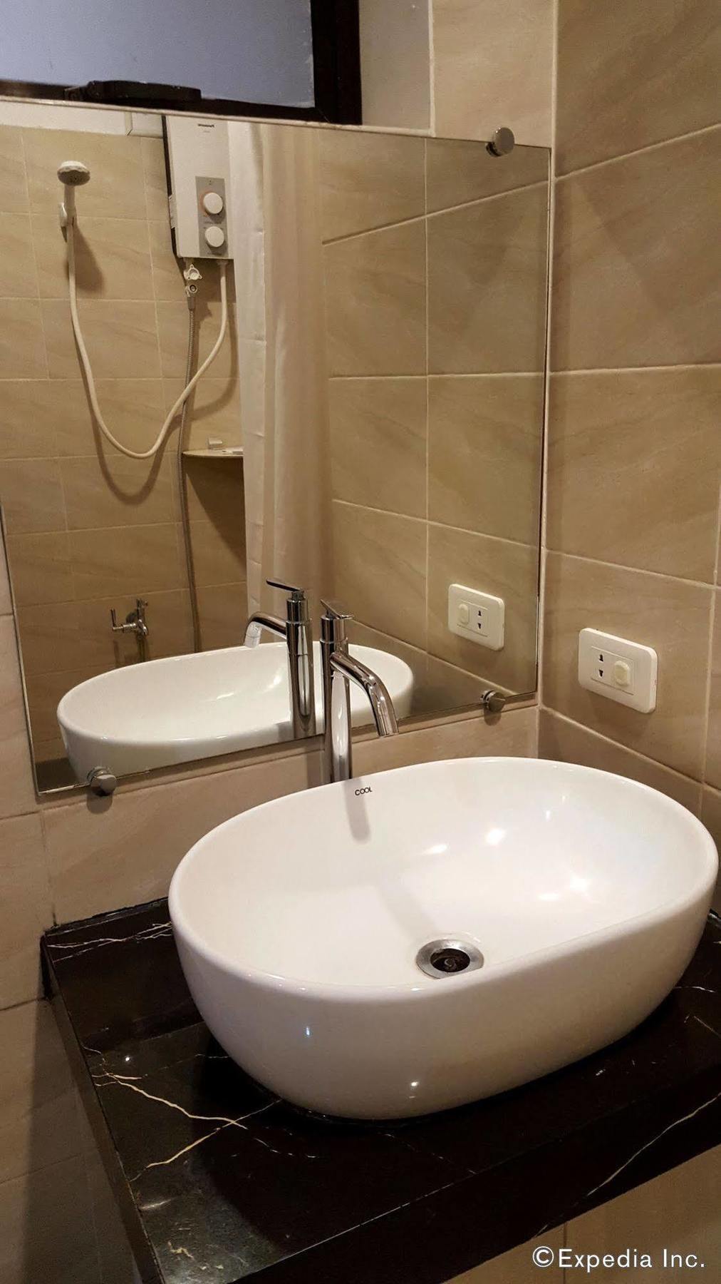 Golden Gate Suites Dumaguete City Esterno foto
