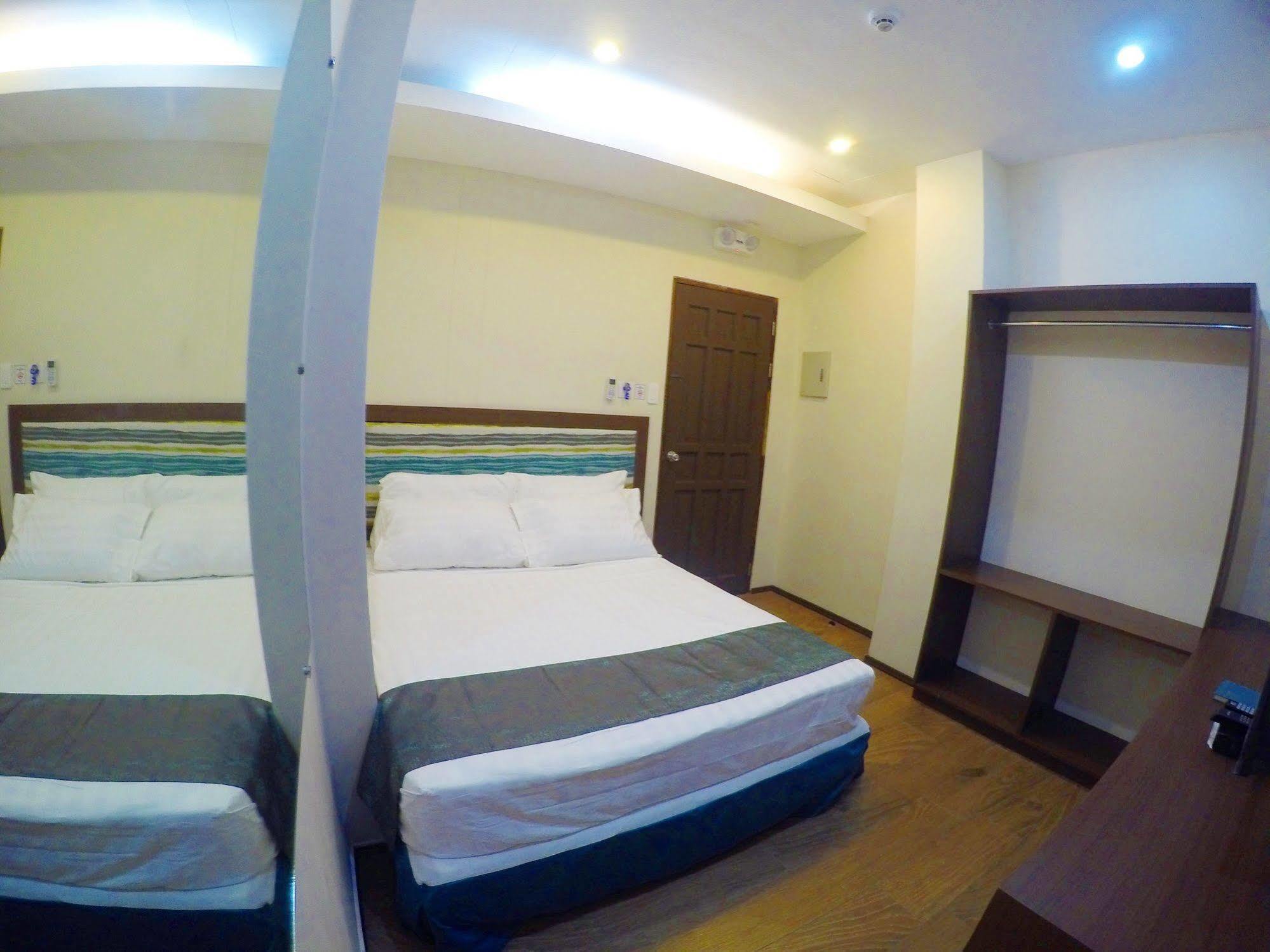 Golden Gate Suites Dumaguete City Esterno foto