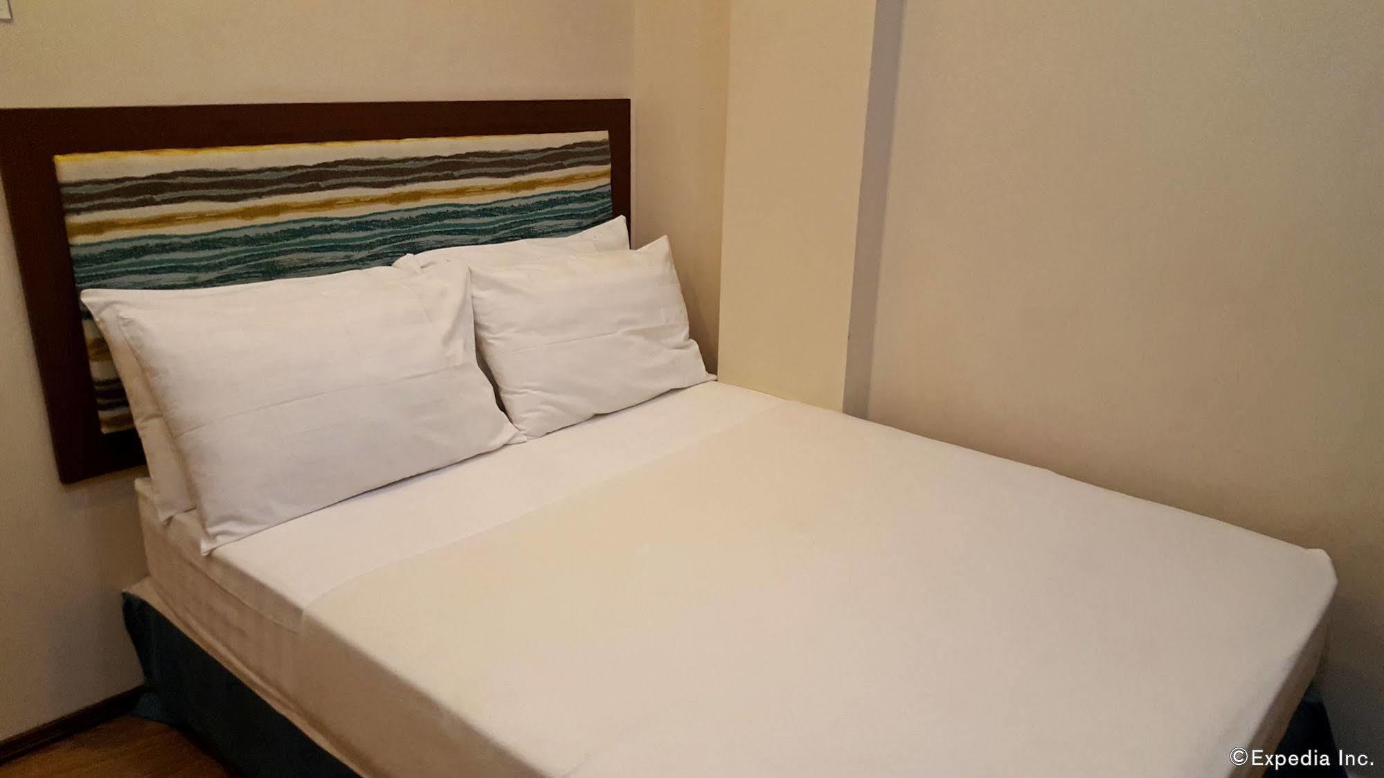 Golden Gate Suites Dumaguete City Esterno foto